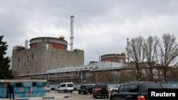 Rombongan pakar Badan Energi Atom Internasional (IAEA) dikawal oleh militer Rusia tiba di Pembangkit Listrik Tenaga Nuklir Zaporizhzhia di tengah konflik Rusia-Ukraina di Zaporizhzhia, wilayah Ukraina yang dikuasai oleh Rusia, 29 Maret 2023. (Foto: Alexander Ermochenko/Reuters)