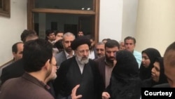 برخی خبرنگاران می‌گویند نهادهای قوه قضائیه برای عدم انتقاد از ابراهیم رئيسی آنها را تهدید کرده اند. 