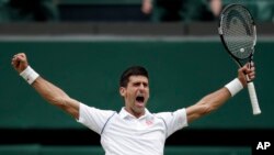 Novak Djokovic dari Serbia merayakan kemenangannya atas Roger Federer dari Swiss di Kejuaraan Tenis Wimbledon, London, 12 Juli 2015. 
