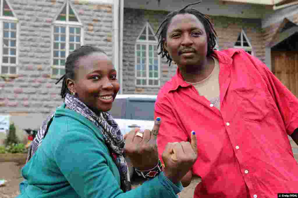 Voters in Dagoretti show the marks on their fingers that indicate they cast ballots during Kenya&rsquo;s re-run presidential election, Oct. 26, 2017.