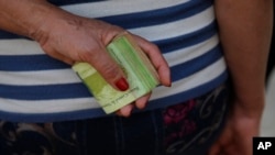 Un pasajero aguarda para pagar su boleto en una unidad de transporte público en Caracas, en marzo de 2018. La inflación del primer trimestre del año fue de 4,1%, de acuerdo con el Banco Central de Venezuela.