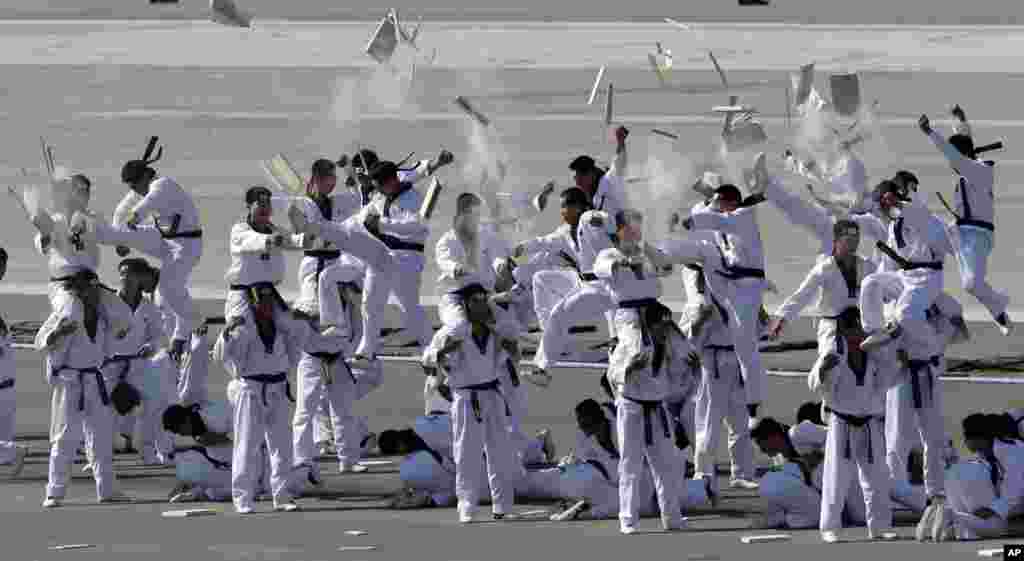 Pasukan khusus Korea Selatan menunjukkan keterampilan seni bela diri taekwondo mereka pada media dalam rangka perayaan 65 tahun Angkatan Bersenjata di Bandara Militer Seoul di Seongnam.