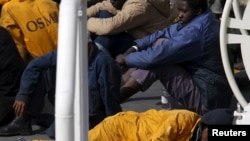 Des survivants d'un naufrage se couchent sur le pont du bateau Bruno Gregoretti à Senglea, Grand Harbour, de Valletta, le 20 avril 2015.