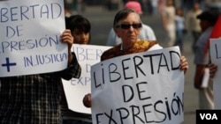 Periodistas mexicanos evitan hablar de algunos temas como el narcotráfico, por miedo a las represalias. Los ciudadanos reclaman mayores garantías para una prensa libre.