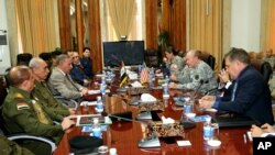 Panglima Militer AS Martin Dempsey (ketiga dari kanan) bertemu Menteri Pertahanan Irak Khaled al-Obeidi (ketiga dari kiri) di Baghdad (15/11). 