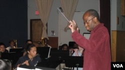 Michael Morgan giving a lecture and master class to students at the Conservatory of Vocal and Instrumental Arts, a music charter school in Oakland, California. (J. Mar/VOA).