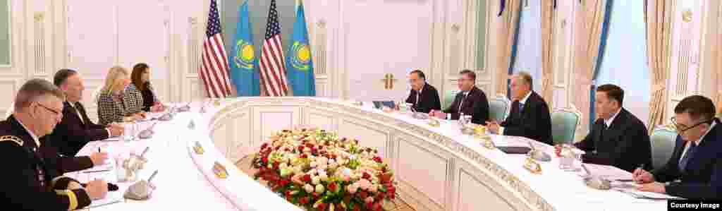 2-fevral kuni AQSh Davlat kotibi Mayk Pompeo Nur-Sultonda Qozog'iston Prezident Qosim-Jo'mart Tokayev, Tashqi ishlar vaziri Muxtor Tleuberdi bilan muloqot qildi. Pompeo Ameriika elchixonasida ham bo'ldi. Uyg'ur oilalar bilan ham uchrashdi. AQSh Qozog'iston va qo'shni davlatlarni Xitoyga biror uyg'urni topshirmaslikka chaqirmoqda.