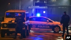 Arhiva - Policija Crne Gore u akciji u Podgorici (AP Photo/Risto Bozovic)