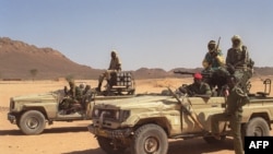 Des soldats tchadiens patrouillent dans la région du Tibesti, près de Bardai, au Tchad, le le 28 mars 1999.