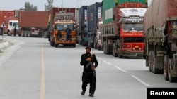 پاکستان وايي افغانستان ته د ستنو شویو ۳۰۰ زرو افغانانو زیاتره په خپله خوښه تللي خو طالبان وايي، اکثریت شړل شوي دي. 