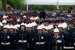 Miembros del ejército se preparan para dar el saludo real al rey Carlos III y la reina Camila en los jardines de Buckingham Place, Londres, luego de su coronación, el sábado 6 de mayo de 2023. Peter Byrne/vía REUTERS