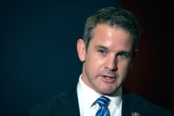 ARCHIVO - En esta fotografía del 12 de mayo de 2021, el representante republicano Adam Kinzinger habla con los medios de comunicación en el Capitolio, en Washington.