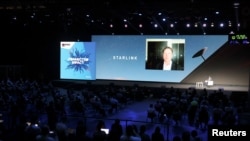 Pendiri SpaceX dan CEO Tesla Elon Musk berbicara di layar, Spanyol, 29 Juni 2021. Pemerintah India menyarankan warganya untuk tidak berlangganan Starlink, divisi SpaceX milik miliarder Elon Musk, karena belum memiliki izin resmi. (Foto: REUTERS/Nacho Doce)