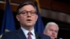 ARCHIVO: El presidente de la Cámara de Representantes de EEUU, el republicano Mike Johnson, habla a los periodistas en el Capitolio de Washington el 30 de enero de 2024.