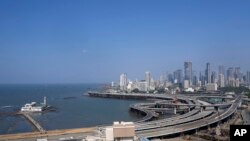 Pemandangan proyek jalan pesisir di Mumbai, India, 1 Februari 2024. Bank Pembangunan Asia (ADB) dalam laporan terbaru memproyeksikan India masih menjadi mesin pertumbuhan ekonomi untuk 2024. (Foto: Rajanish Kakade/AP Photo)