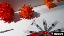 Un stand de la farmacéutica Sinovac Biotech Ltd, una de las empresas que compiten por el desarrollo de una vacuna contra el coronavirus, participa en la Feria Internacional de Comercio de Servicios de China 2020, el 4 de septiembre.