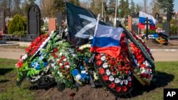 Могила російського військовослужбовця, який загинув на війні в Україні, на кладовищі в станиці Дінська Краснодарського краю, південь Росії, 1 квітня 2023 року. Російські журналісти встановили імена майже 50 тисяч російських солдатів, які загинуи в Україні. (AP)