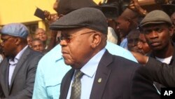Etienne Tshisekedi salue ses partisans à l'aéroport de Kinshasa, en RDC, 27 juillet 2016.