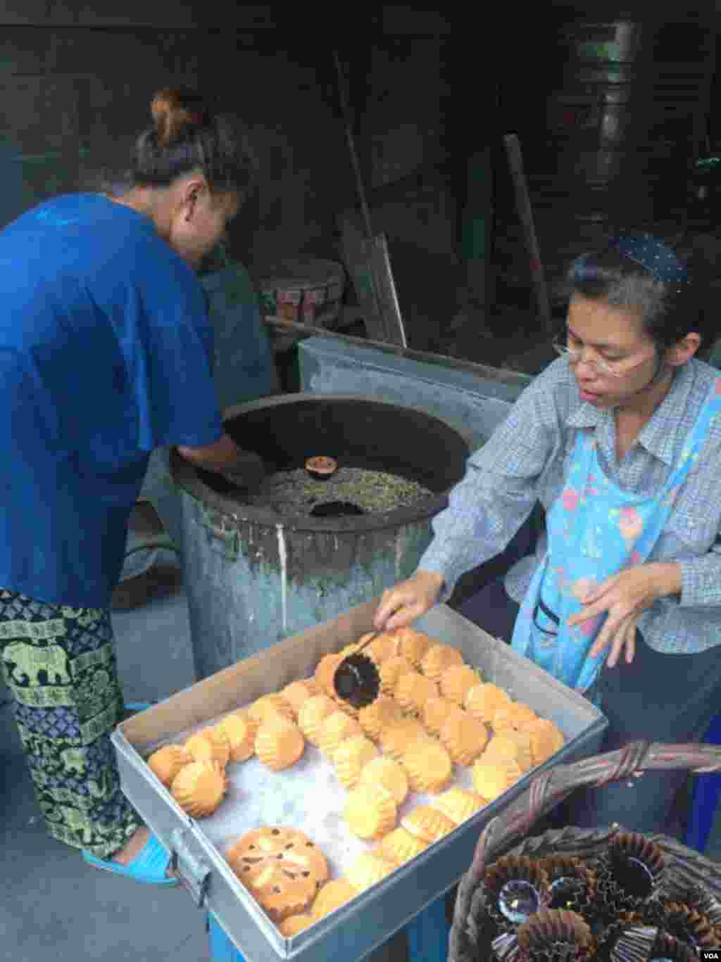 Larn Mae Pao with four full-time bakers produces 1,200 muffins daily. (Steve Herman/VOA News)
