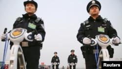 在人民大会堂附近巡逻的北京警察（资料图片）