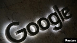 Logo Google di pintu masuk ke gedung perkantoran perusahaan berbasis internet di Toronto, Ontario, Canada, 9 September 2018. 