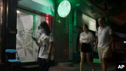 คนเดินผ่านร้านจำหน่ายกัญชา เมื่อ 10 ส.ค. 2022 ที่กรุงเทพฯ ประเทศไทย (AP Photo/Wally Santana)