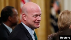 Matthew Whitaker, conversa con otros asistentes después de una ceremonia en la que el presidente Donald Trump otorgó las Medallas Presidenciales de la Libertad.