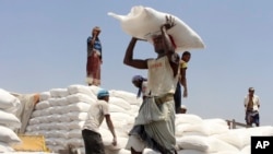 Bantuan makanan WFP didistribusikan di Aslam, Hajjah, Yaman (foto: dok). 