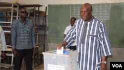 Le président du Burkina Roch Marc Christian Kabore vote pour les municipales au Burkina