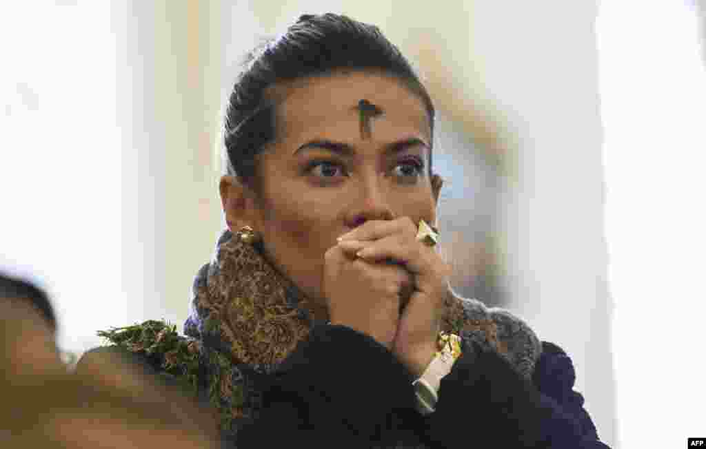 សាសនិក​កាតូលិក​ម្នាក់​គូរ​រូប​ឈើឆ្កាង​លើ​ថ្ងាស​អំឡុង​ពិធី Ash Wednesday ក្នុង​ទីក្រុង​ Bogota រដ្ឋ​កូឡុំប៊ី។