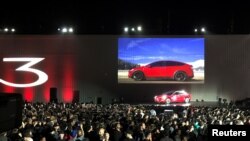 Tesla perkenalkan satu dari Model 3 yang pertama yang diluncurkan dari lini produksi pabriknya di Fremon dalam sebuah acara di fasilitas perushaan tersebut di Fremont, California, AS, 28 Juli 2017 (foto: REUTERS/Alexandria Sage)