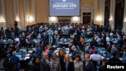 Para anggota Kongres AS berpose untuk foto sebelum digelarnya sidang penyelidikan terhadap serangan Gedung Capitol pada 6 Januari 2021. Sidang tersebut digelar di Washington, pada 13 Juni 2022. (Foto: Pool via Reuters/Jabin Botsford)