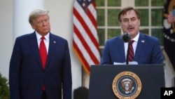Mike Lindell, PDG de My Pillow, s'exprime en présence du président américain Donald Trump dans la roseraie de la Maison Blanche, à Washington, le 30 mars 2020. Tous deux ont été bannis de Twitter. (AP Photo/Alex Brandon, Dossier)