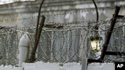 រូបឯកសារ៖ ទិដ្ឋភាព​ខាង​ក្រៅនៃ​​ពន្ធនាគារមួយ។