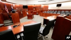 Une vue de la table de la défense, à gauche, à l'intérieur la salle d'audience.