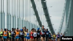  Les coureurs d'élite masculins traversent le pont Verrazano-Narrows lors du Marathon de New York à New York, le 2 novembre 2014. 