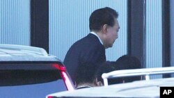 দক্ষিণ কোরিয়ার অভিশংসিত প্রেসিডেন্ট ইউন সুক ইওল দুর্নীতি দমন বিভাগের কার্যালয়ে পৌঁছান (১৫ জানুয়ারি, ২০২৫)