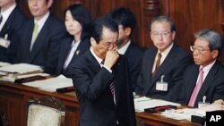 Japanese Prime Minister Naoto Kan reacts as he leaves the plenary session at the lower house, after surviving a no-confidence motion over his response to Japan's massive tsunami and ensuing nuclear crisis in Tokyo, June 2, 2011