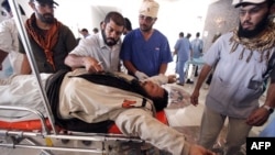 1 binh sĩ phe nổi dậy bị thương đang được điều trị tại 1 bệnh viện dã chiến cách Sirte 3 km, 7/10/2011