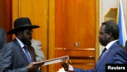 South Sudan's President Salva Kiir (L) and rebel leader Riek Machar signed an agreement in May 2014 and are said to be close to agreeing to reunite the fractured SPLM.