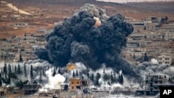 Frappe aérienne de la coalition dirigée par les États-Unis sur la ville syrienne de Kobani le 17 novembre 2014.