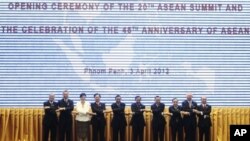 Presidents and prime ministers pose for a photograph during the opening ceremony of the 20th ASEAN summit and the celebration of the 45th Anniversary of ASEAN at the Peace Palace, in the Office of the Council of Ministers in Phnom Penh, April 3, 2012.