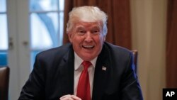 Trump había prometido un cheque al padre de un militar asesinado, pero la víctima dijo públicamente que "hasta el momento, no había recibido la ayuda del presidente".