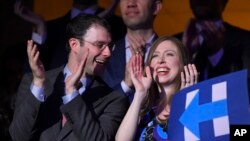 Chelsea Clinton, anak capres Partai Demokrat Hillary Clinton dan suaminya Marc Mezvinsky di konvensi nasional Partai Demokrat di Philadelphia.