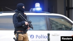 Seorang polisi Belgia tengah berjaga di luar gedung pengadilan di Brussels, Belgia, 7 April 2016. (Foto: dok).