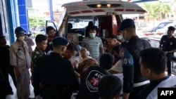 2023年12月24日，一名在印度尼西亚中苏拉威西省莫罗瓦利工业园印尼青山不锈钢冶炼厂镍冶炼炉爆炸中受伤的中国工人被送往中苏拉威西省莫罗瓦利地区综合医院。(照片来源：法新社)