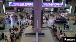 Los pasajeros están volviendo a llenar las aerolíneas y las autoridades federales de EE. UU. advierten que la pandemia de COVID-19 no ha desaparecido y deben respetar las restricciones aún en vigor.