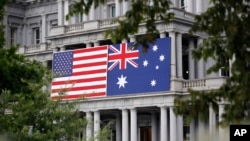 资料照片-澳大利亚总理莫里森访美前夕，白宫艾森豪威尔行政办公楼悬挂的美国和澳大利亚国旗。（2019年9月17日）