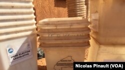 Des urnes de la CENI au Burkina. (VOA/Nicolas Pinault)
