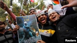 Supporters of Aam Aadmi (Common Man) Party (AAP) take part in the celebrations outside the AAP office in New Delhi, Feb. 10, 2015.